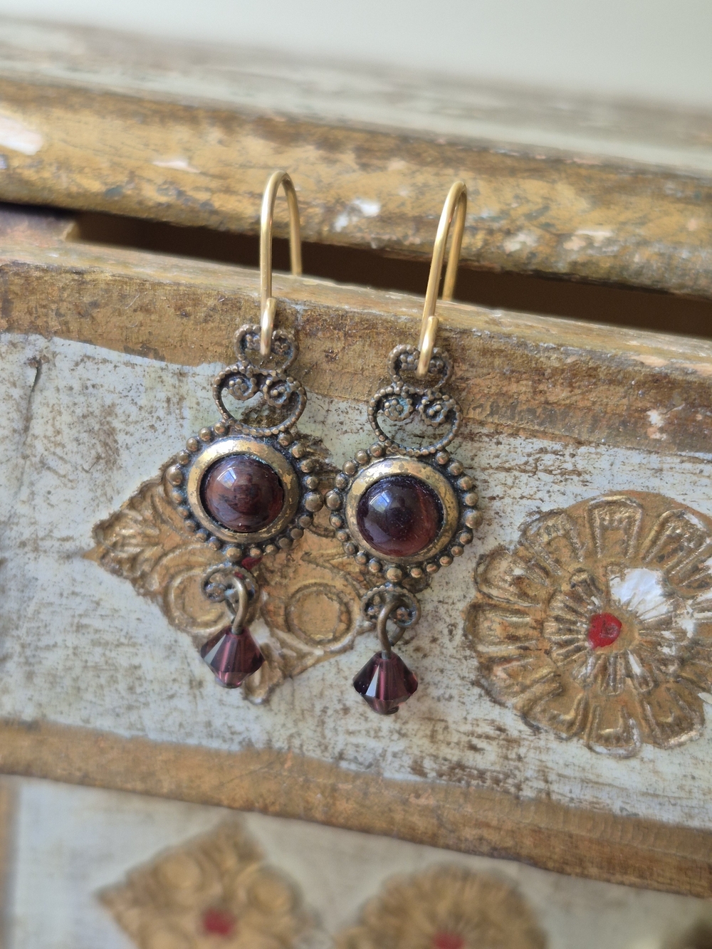 Vintage-Inspired Gold Tone Drop Earrings